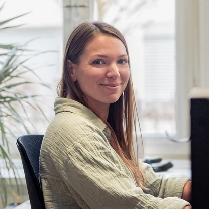 Tanja schaut seitlich in die Kamera