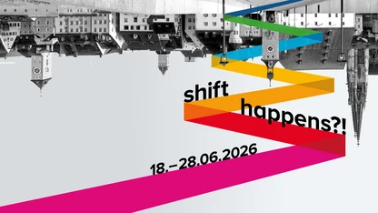 Regensburger Altstadt als Schwarz-Weiß-Foto, auf den Kopf gedreht, mit buntem Band, dem Schriftzug „shift happens?!“ und dem Datum 18.–28.06.2026
