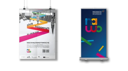 Plakat im Hochformat mit dem Motiv „shift happens?!“ neben einem blauen Roll-up mit NaWo-Logo und bunten Balken