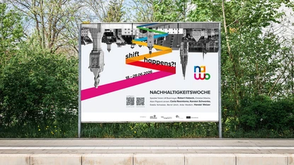 Querformat-Plakat der Nachhaltigkeitswoche an einer Plakatwand: Key Visual, Liste der Speaker:innen und zwei QR-Codes